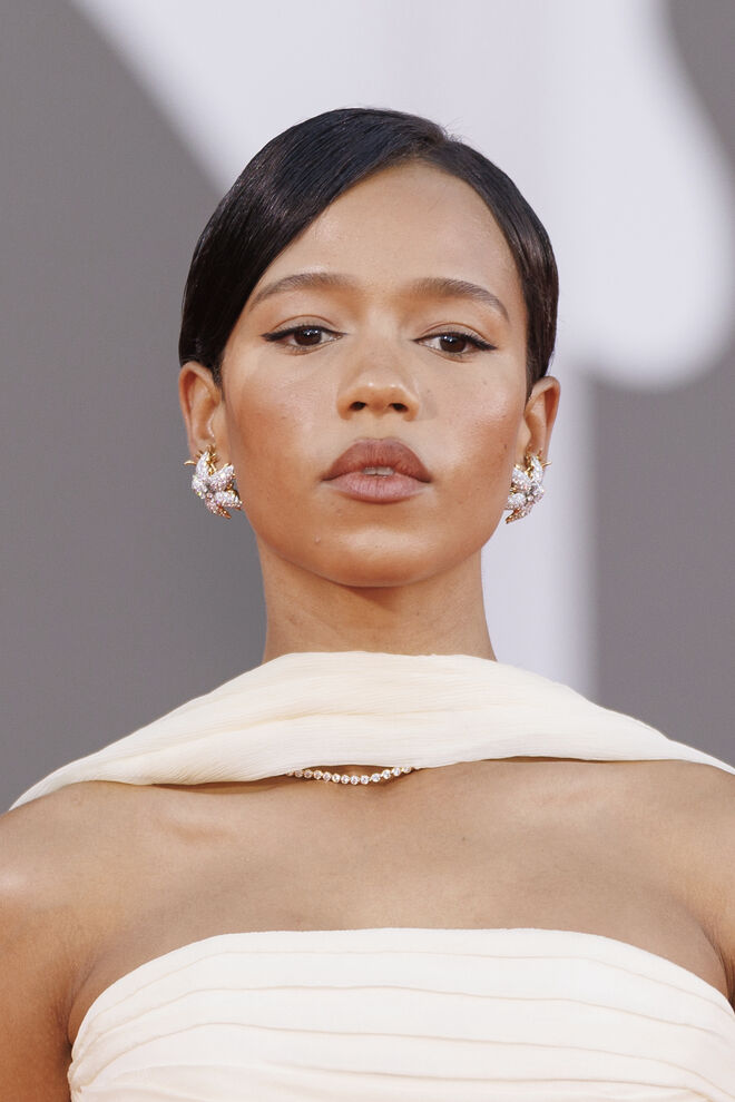 O músico também namorou brevemente com a atriz Taylor Russell