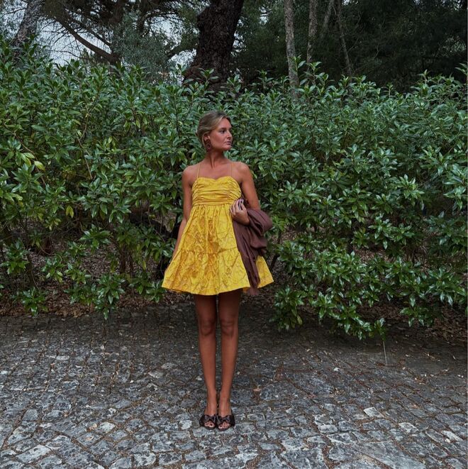 Alugar vestidos é solução sustentável para eventos, com marcas portuguesas a redefinir a moda circular.