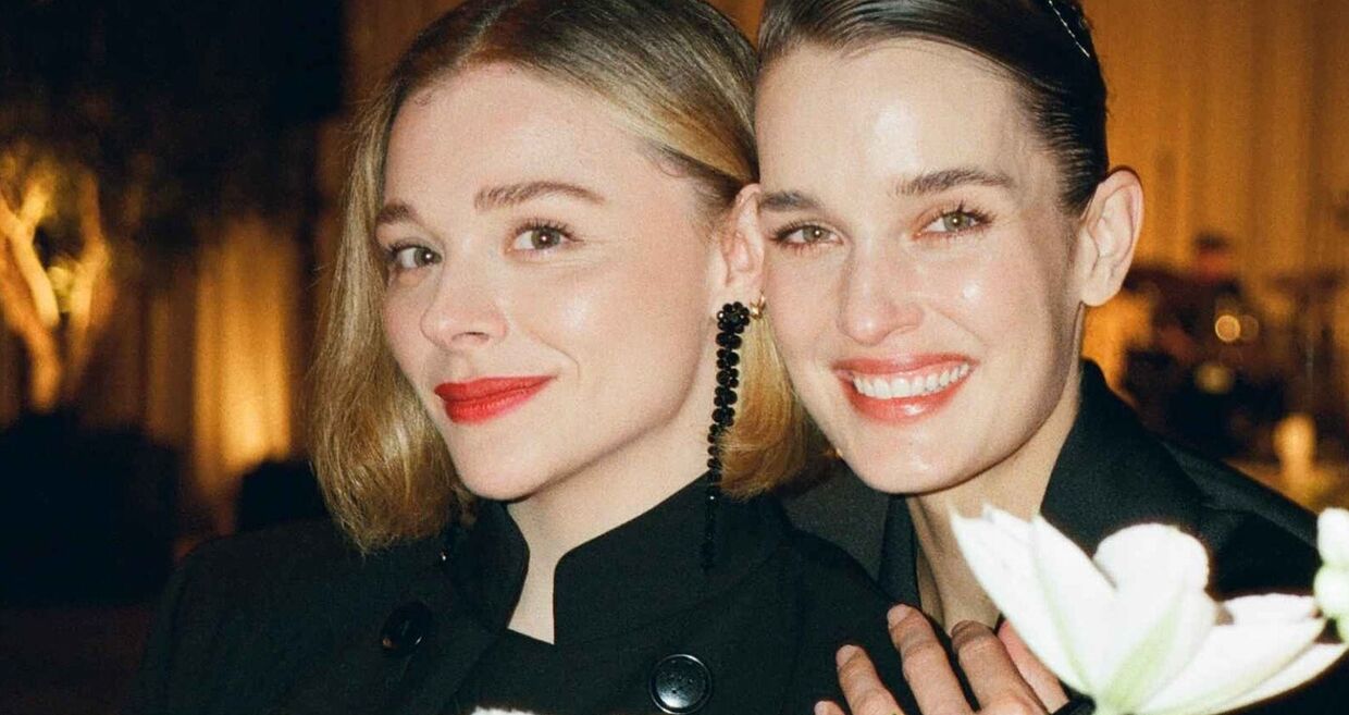 Chloë Grace Moretz e Kate Harrison casam com vestidos Louis Vuitton