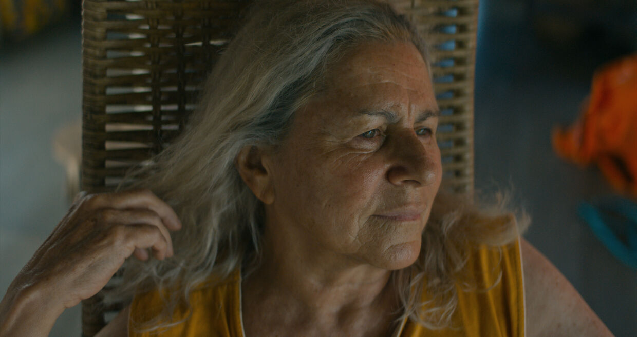 Em "O Último Azul", Teresa, uma idosa na Amazónia, desafia as leis e redescobre a vida