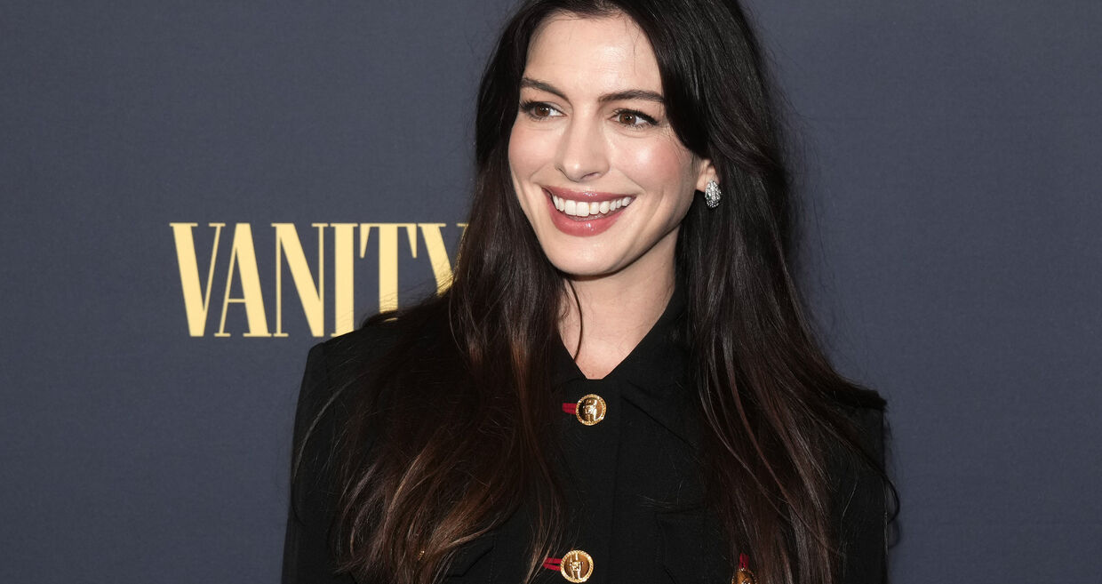 Anne Hathaway quebra estereótipos de idade com cabelo comprido