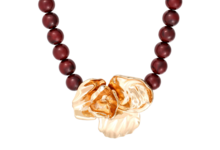 Colar Bijou Brigitte com pérolas castanhas e flor dourada