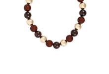 Colar Bijou Brigitte com pérolas, tweed e apontamentos castanhos para um look elegante