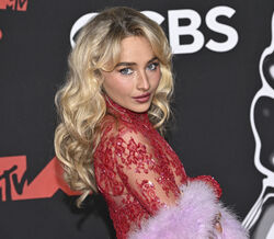 Estrelas da música brilham na passadeira vermelha dos MTV Video Music Awards