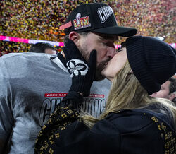 Taylor Swift e Travis Kelce ficaram noivos ao fim de 2 anos de namoro
