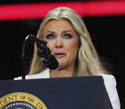 Erika Kirk na cerimónia de homenagem ao marido