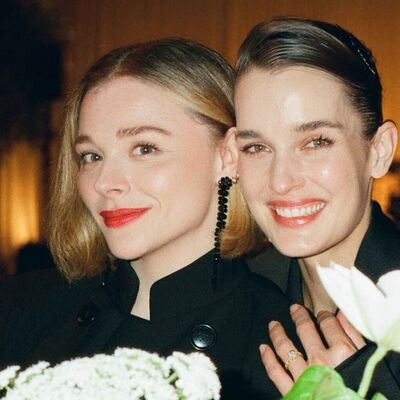 Chloë Grace Moretz e Kate Harrison casam com vestidos Louis Vuitton