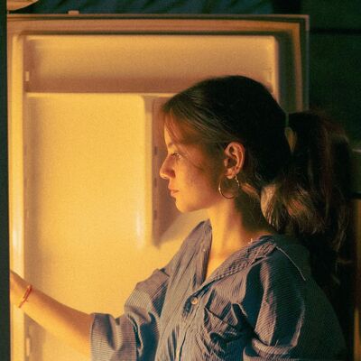 Refrigerador organizado: alimentos frescos, saúde protegida e economia no dia a dia