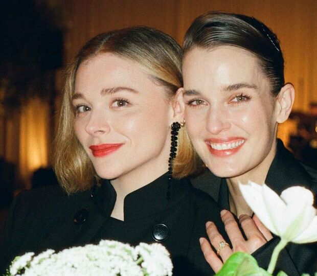 Chloë Grace Moretz e Kate Harrison casam com vestidos Louis Vuitton