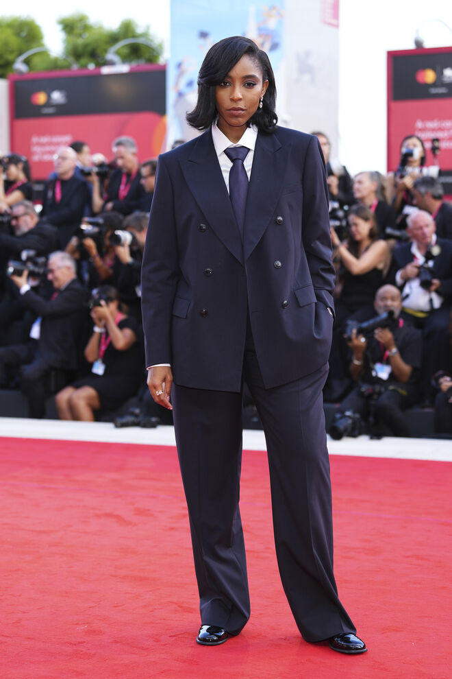 Jessica Williams em Giorgio Armani. 