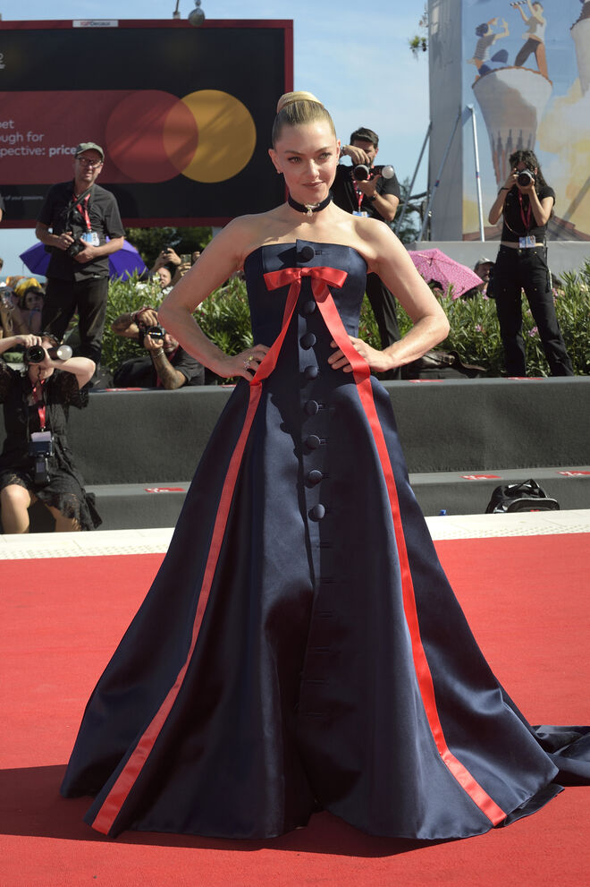 Amanda Seyfried em Prada e joias Tiffany &amp; Co. 