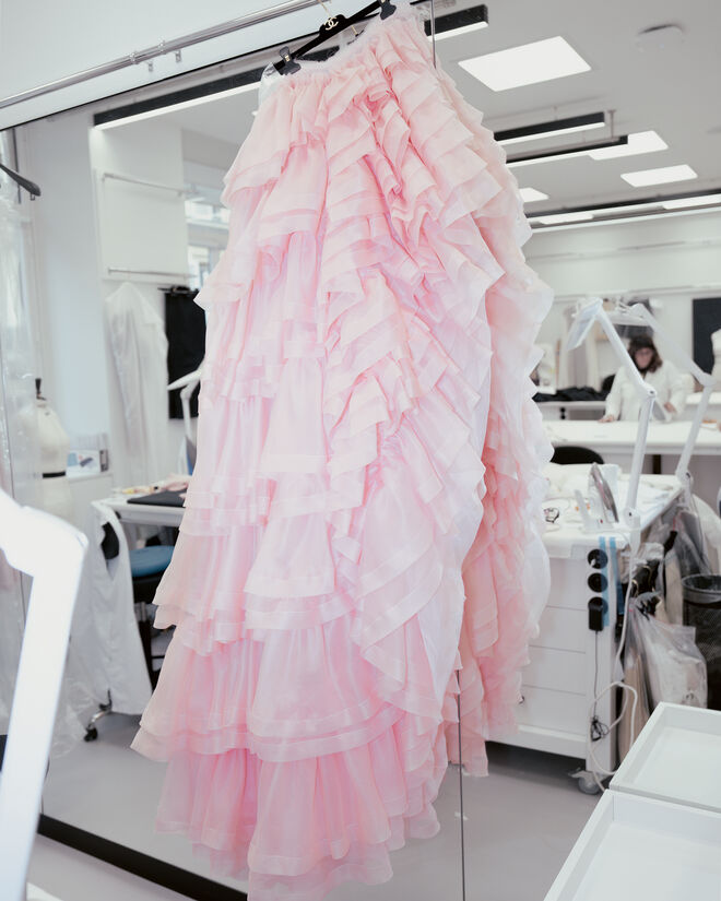 Elle Fanning num vestido Chanel, com um olhar cinematográfico de Sofia Coppola