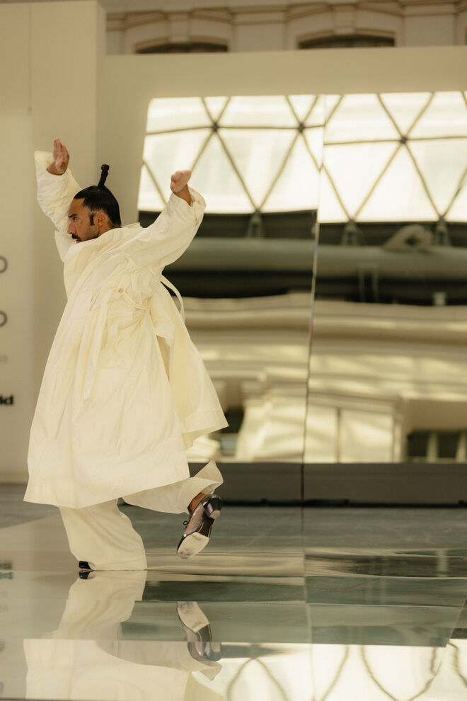 Eduardo Guerrero baila na Galería de Cristal, em Madrid, na semana da moda