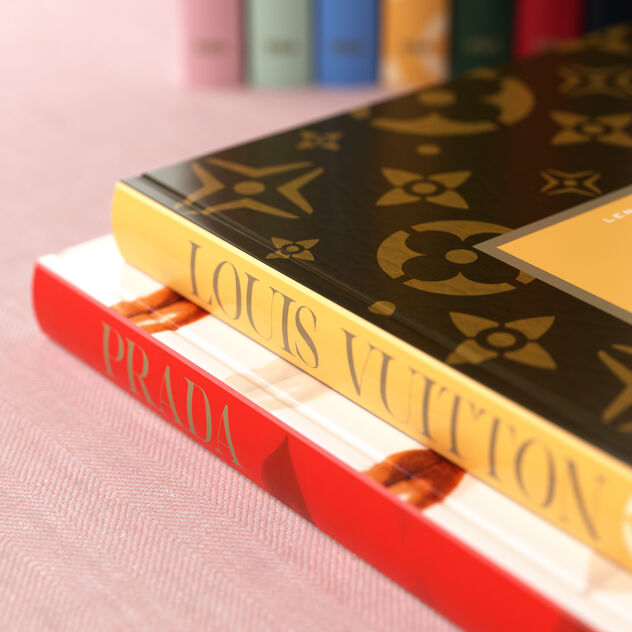Livros de Prada e Louis Vuitton: uma viagem pela história da moda e estilo.
