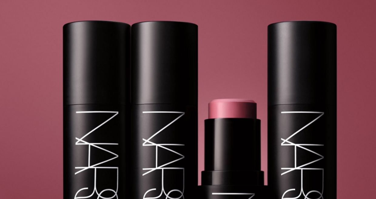 Nars reformula stick The Multiple para pálpebras, rosto e lábios, com cores novas e acabamento duradouro