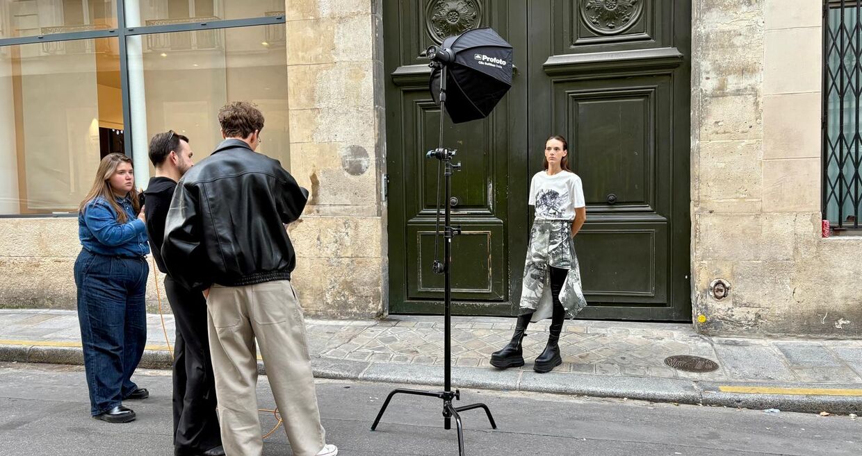Sessão fotográfica informal durante a semana de moda de Paris