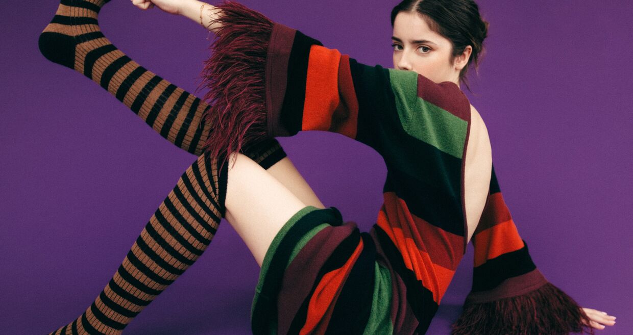 Vestido em malha com plumas, Paula. Meias em algodão, Calzedonia.