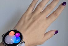 Relógio HUAWEI Watch GT 6 no pulso com verniz roxo a combinar
