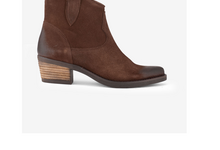 Botins de camurça castanha: celebre o estilo pessoal e a autenticidade