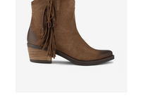 Botim castanho com franjas: estilo e atitude da coleção Seaside Outono/Inverno