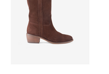 Bota em camurça castanha da coleção outono/inverno da Seaside