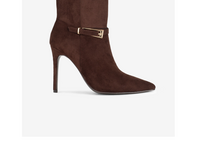 Botas de salto alto em camurça castanha, da coleção outono/inverno da Seaside