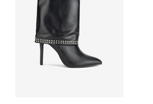 Bota preta com aplicações metálicas, coleção outono/inverno da Seaside