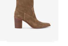 Botim em camurça castanha, da coleção Outono/Inverno da Seaside