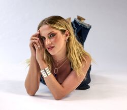 She Belongs: entre o denim intemporal e o brilho dos acessórios TOUS, Júlia Palha encarna a essência da nova campanha We Belong