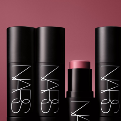 Nars reformula stick The Multiple para pálpebras, rosto e lábios, com cores novas e acabamento duradouro