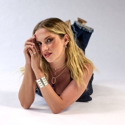 She Belongs: entre o denim intemporal e o brilho dos acessórios TOUS, Júlia Palha encarna a essência da nova campanha We Belong