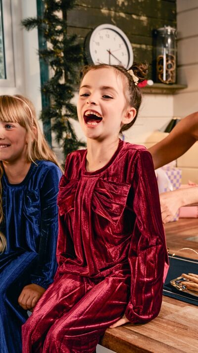 KIABI celebra o Natal com glamour e leveza, apostando em coordenados elegantes e tecidos suaves para momentos inesquecíveis.
