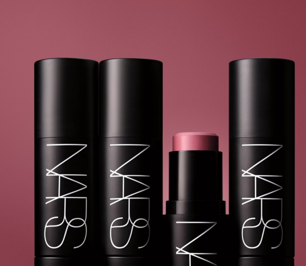 Nars reformula stick The Multiple para pálpebras, rosto e lábios, com cores novas e acabamento duradouro