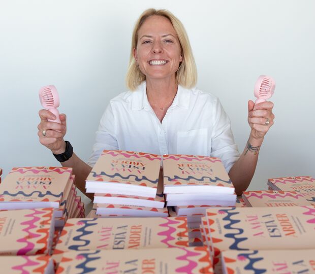 Mikaela Övén lança "A Mãe Está a Arder", sobre desafios da meia-idade e menopausa