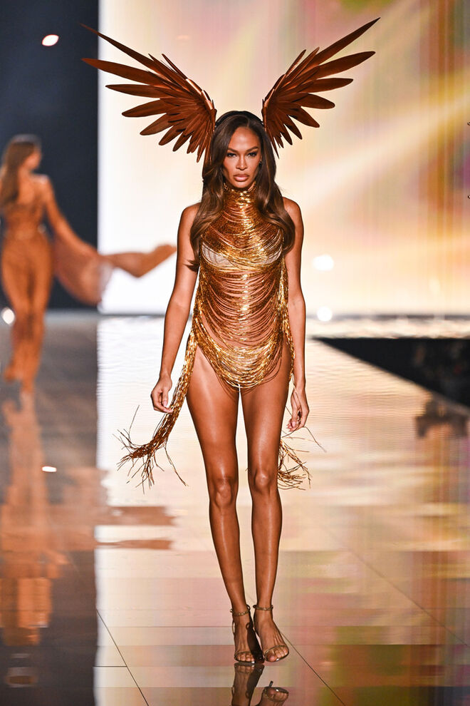 Joan Smalls desfila no Victoria's Secret Fashion Show 2025 em Nova Iorque