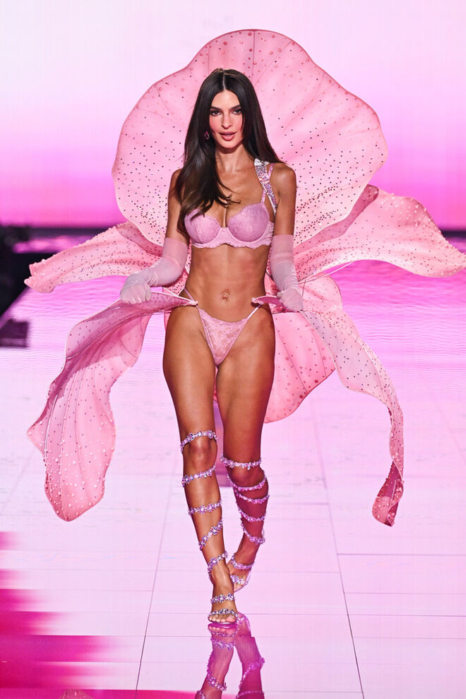 Emily Ratajkowski desfila no Victoria's Secret Fashion Show, em Nova Iorque