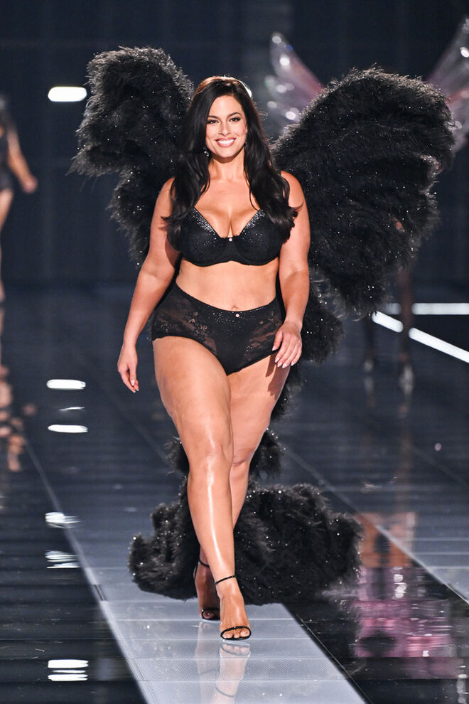 Ashley Graham desfila no Victoria's Secret Fashion Show, em Nova Iorque