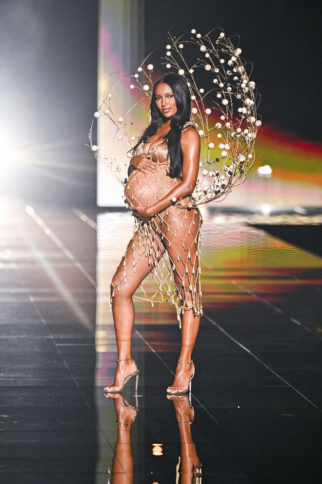 Jasmine Tookes desfila grávida no Victoria's Secret Fashion Show em Nova Iorque