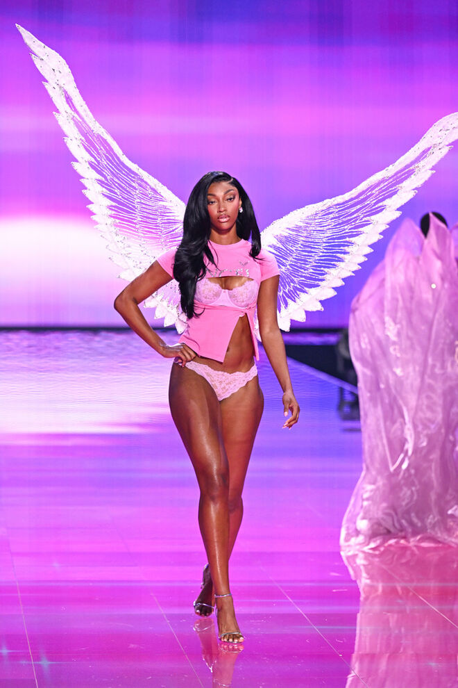Angel Reese, jogadora de basquetebol americana, desfila no Victoria's Secret Fashion Show em Nova Iorque