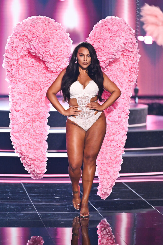 Paloma Elsesser desfila com asas no Victoria's Secret Fashion Show em Nova Iorque