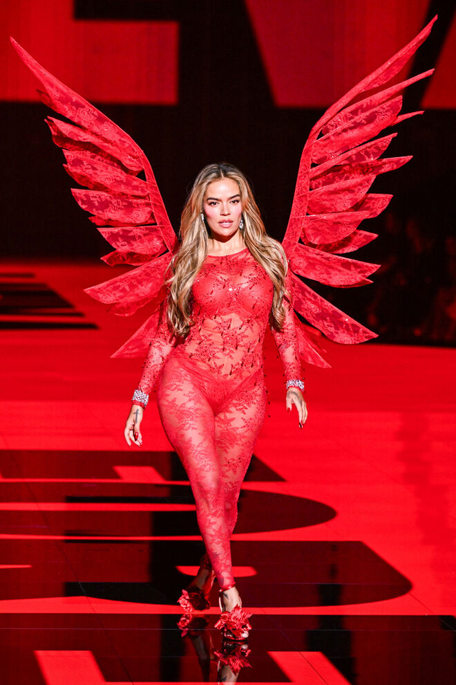 Karol G no desfile da Victoria's Secret regressou a Nova Iorque com visuais marcantes