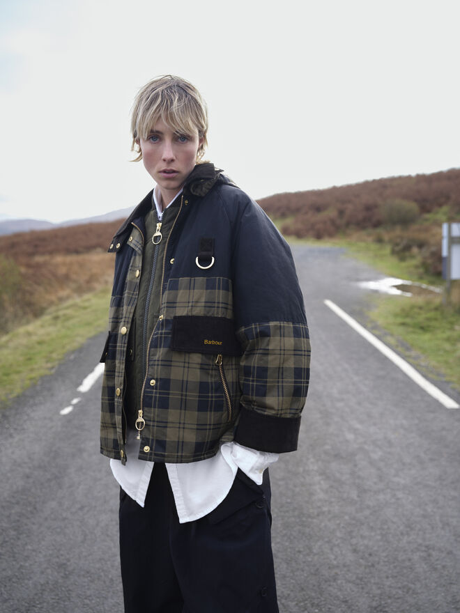 Barbour celebra origens escocesas com tartan exclusivo, unindo tradição e modernidade
