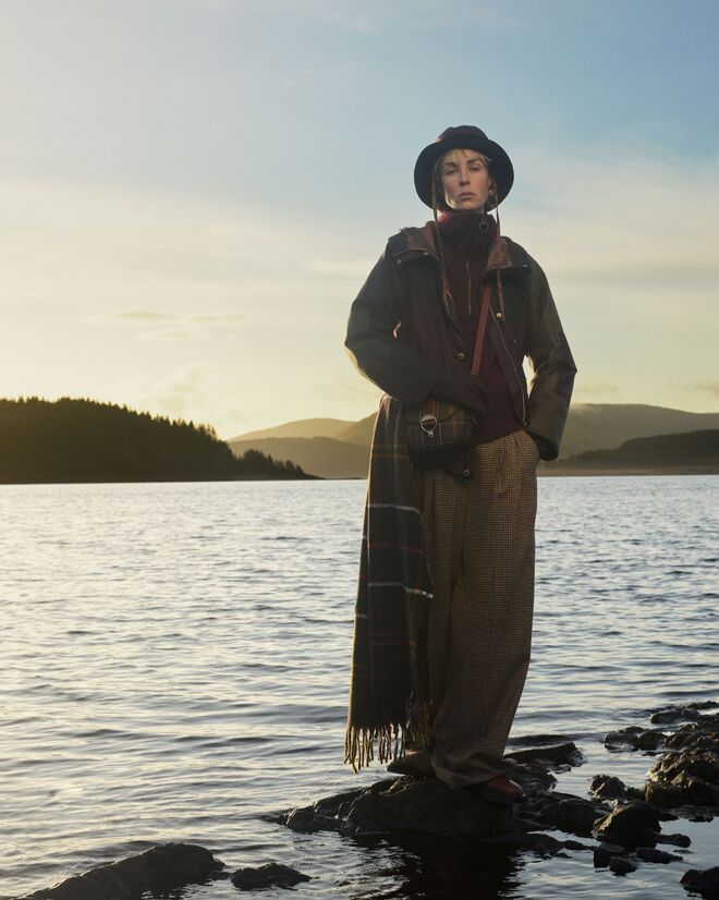 Barbour celebra origens escocesas com tartan exclusivo, unindo tradição e modernidade