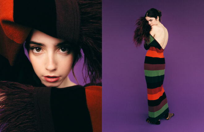 Vestido em malha com plumas, Paula. Meias em algodão, Calzedonia.