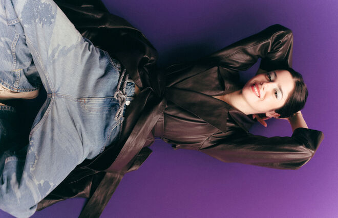 Vestido em malha com plumas, Paula. Meias em algodão, Calzedonia.