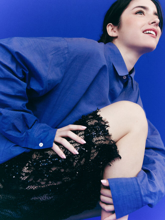 Vestido em malha com plumas, Paula. Meias em algodão, Calzedonia.