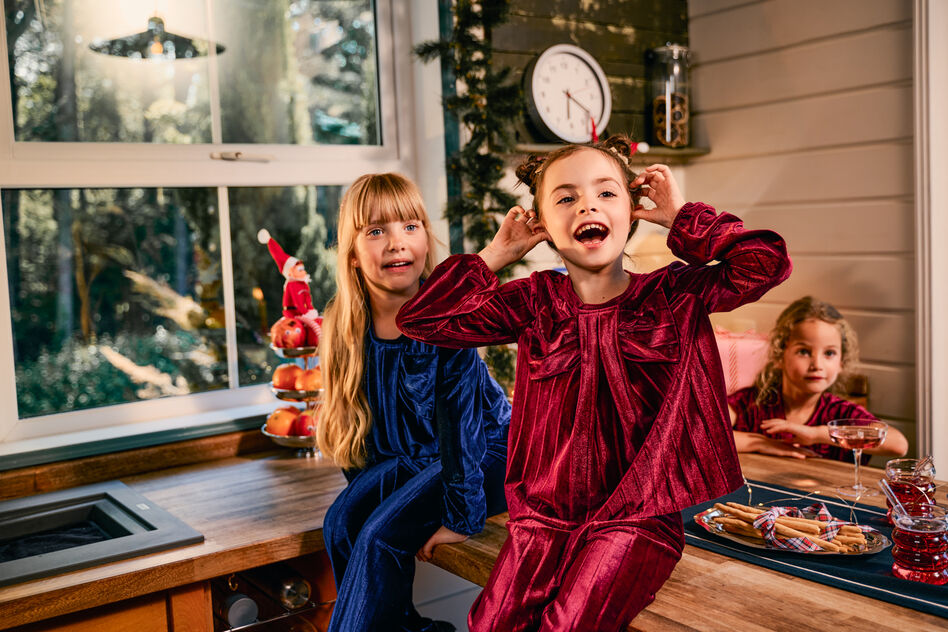 KIABI celebra o Natal com glamour e leveza, apostando em coordenados elegantes e tecidos suaves para momentos inesquecíveis.
