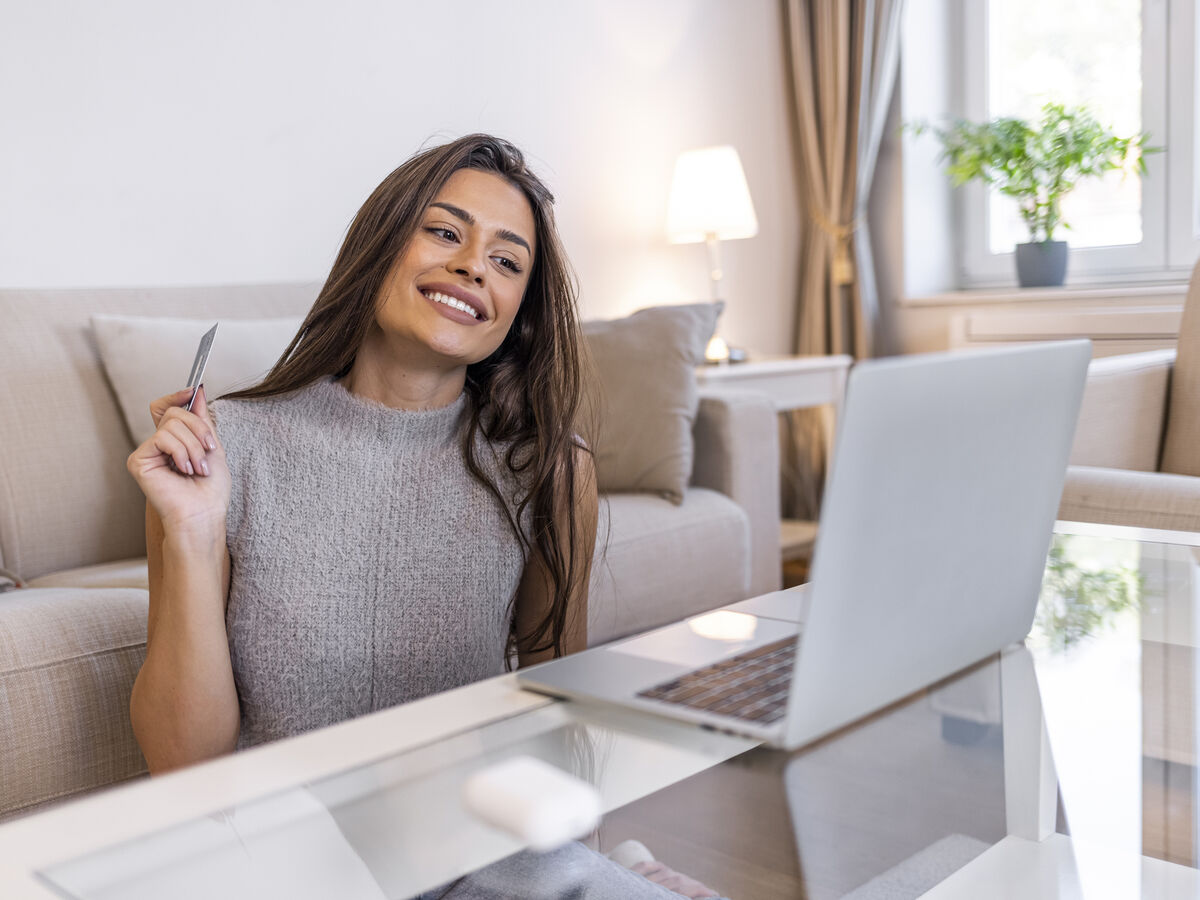 Mulher usa cartão e portátil para compras online na Black Friday Amazon