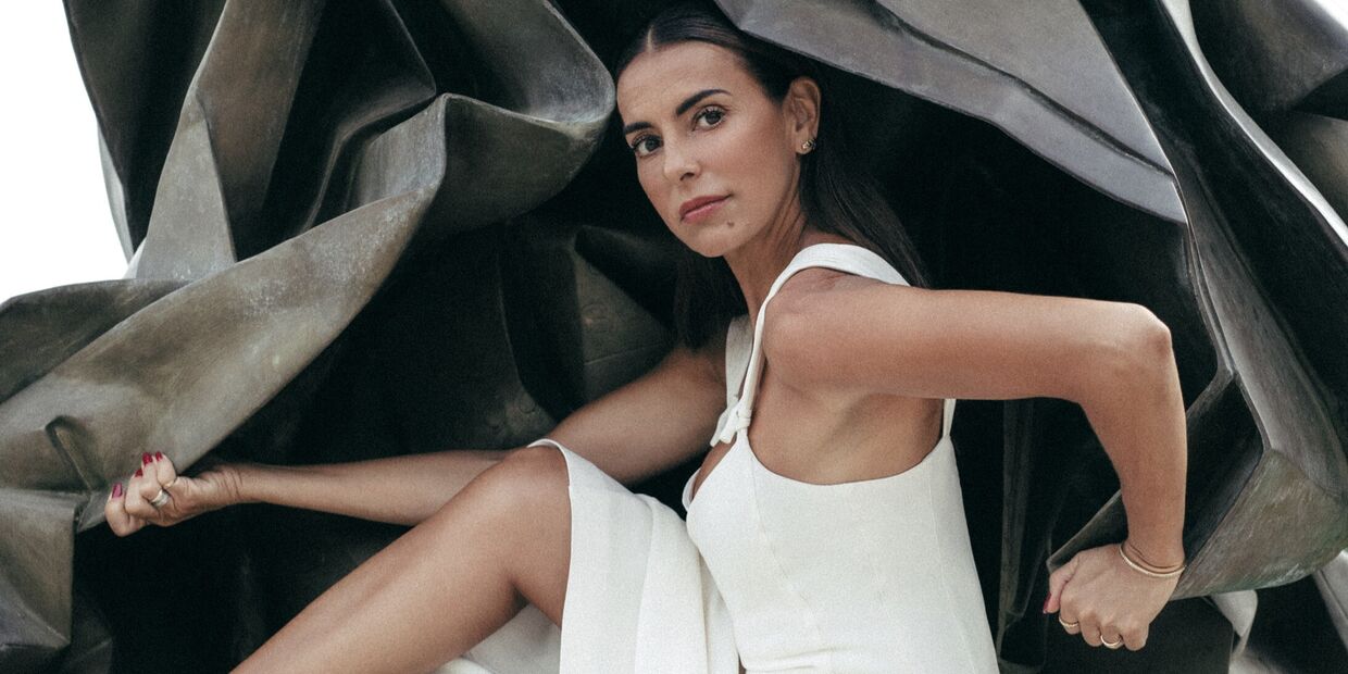 Vestido em seda e sapatos em veludo, ambos Longchamp.