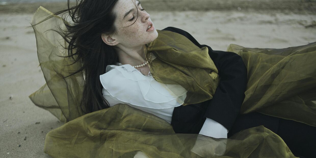 Produto da Oriflame promete combater o frizz causado pela humidade e controlar o cabelo